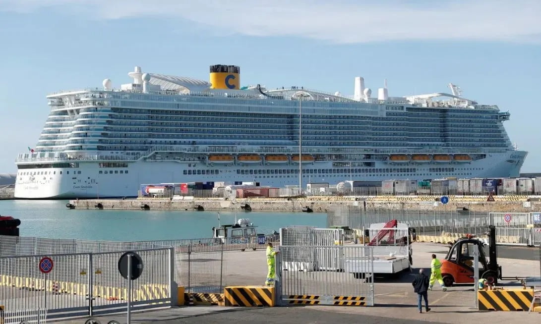 Retienen a miles de pasajeros en un barco italiano por el temor al coronavirus