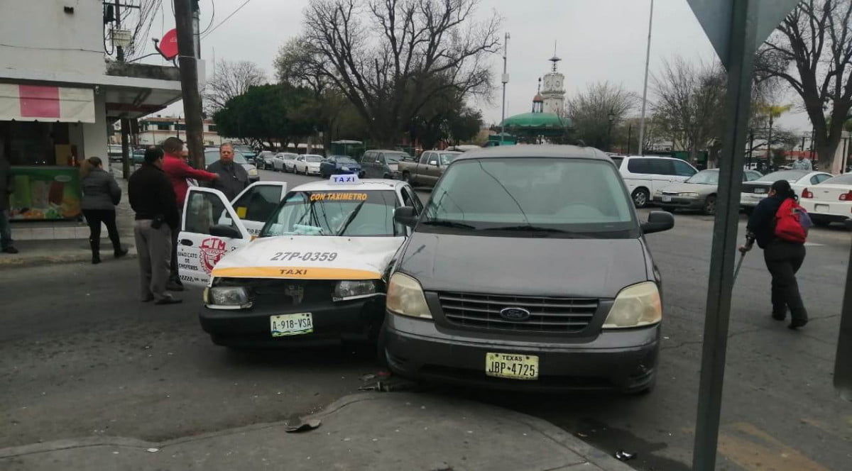 Se incorpora sin precaución y provoca choque en Nuevo Laredo
