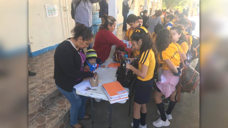 Operativo de revisión de mochilas arranca en Primaria de Victoria