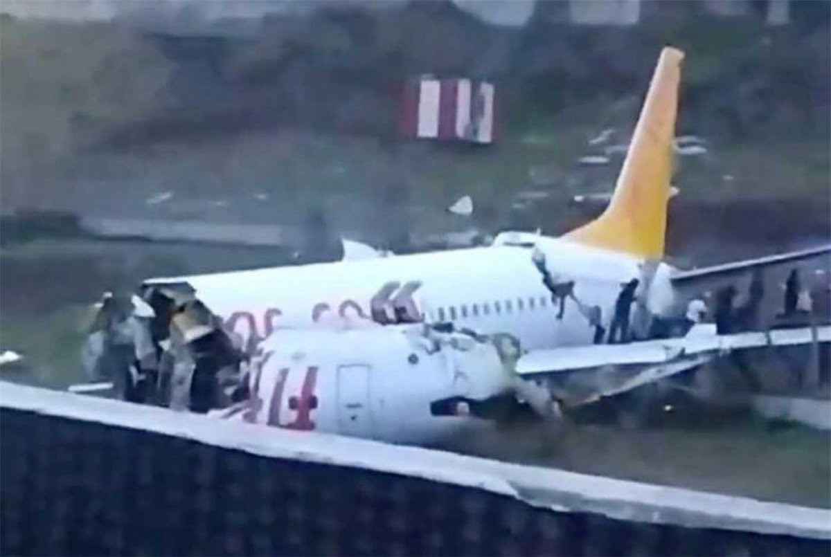 Avión se parte tras aterrizaje fallido en Turquía; hay heridos