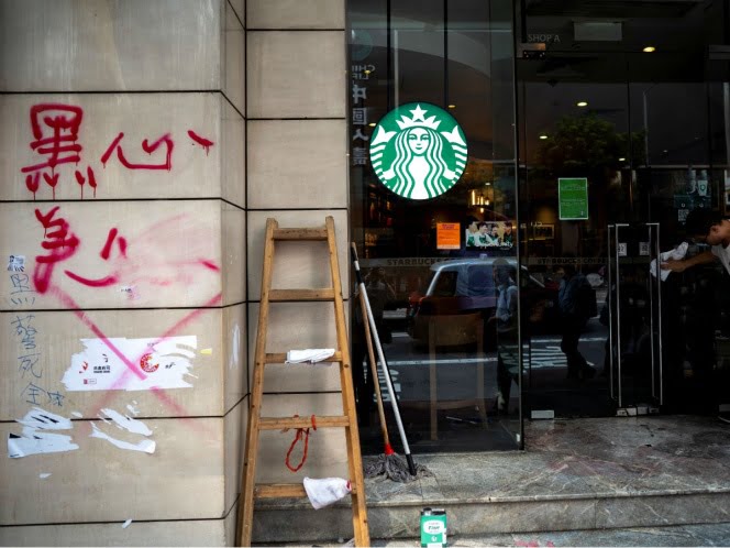 Coronavirus contagia a grandes empresas: Starbucks y Apple se retiran
