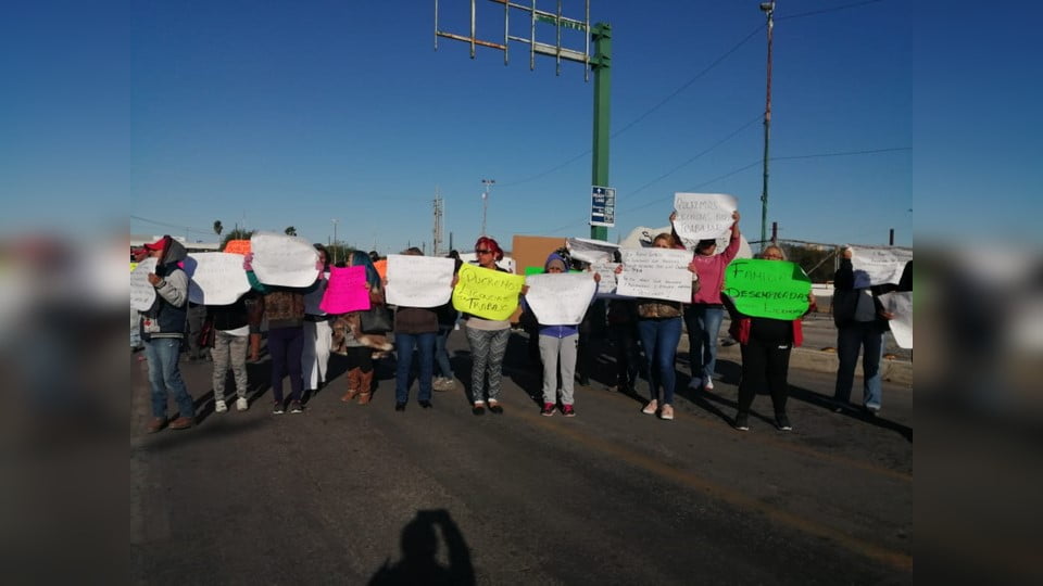 Trabajadores de bares y cantinas bloquean Puente 2 en Nuevo Laredo