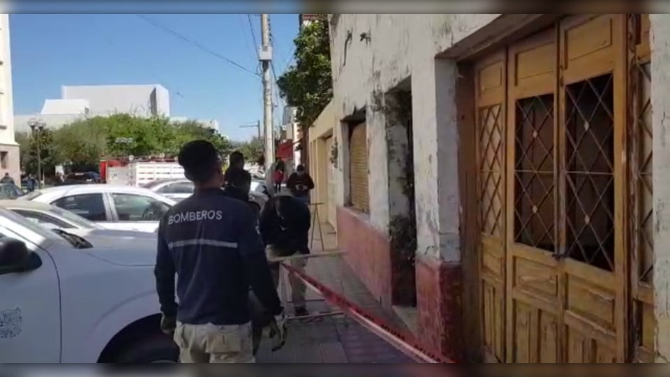 Caen pedazos de marquesina de edificio en el 15 Juárez
