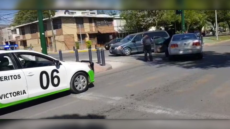 Cruza el semáforo en amarillo y choca en el 17 Zaragoza