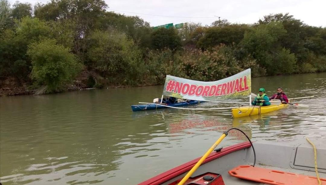 «No al muro fronterizo» ciudadanos se manifiestan sobre el Río Bravo