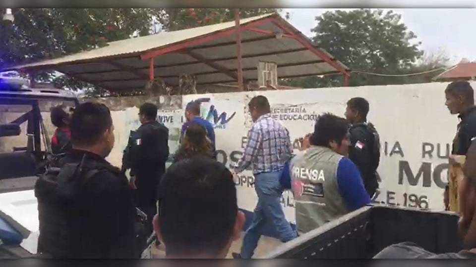 Director de escuela Rural de Altamira a punto de ser linchado; Elementos de la PEA lo sacan del plantel