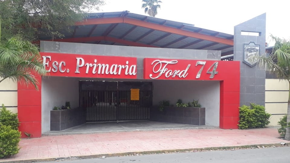 Niega SET reubicación de maestro señalado por abusador en la “Ford 74”