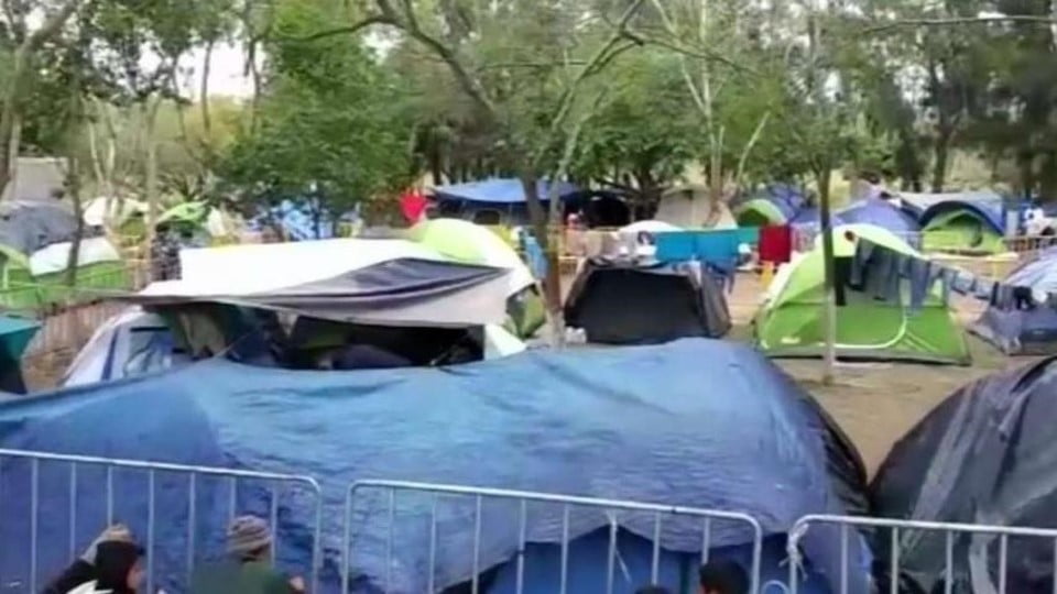 Reubican a familias migrantes de puente en Matamoros