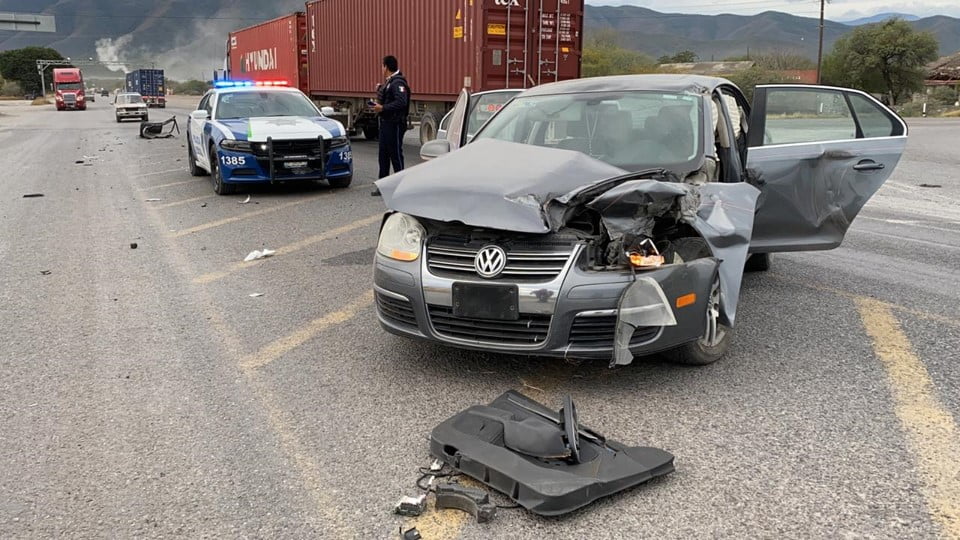 Chocan contra tráiler y se salvan de morir en la Rumbo Nuevo