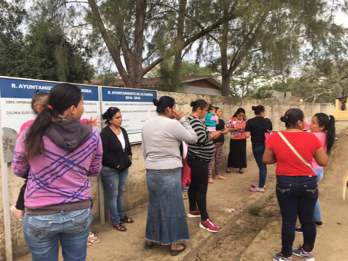Madres de familia de primaria rural en Altamira exigen salida de director por agredir a los alumnos