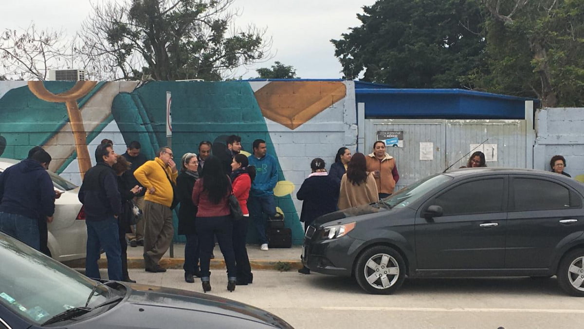 Padres de familia protestan en secundaria de Altamira para exigir la salida de maestro acosador