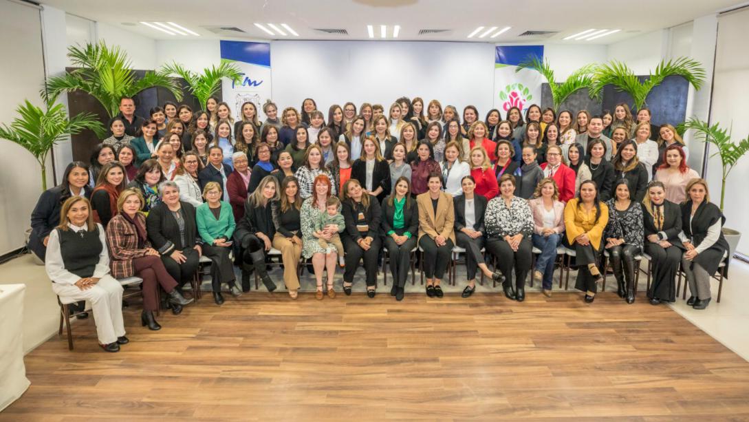 Mariana Gómez convive con el voluntariado del DIF Tamaulipas y las invita a seguir trabajando para seguir transformando vidas.