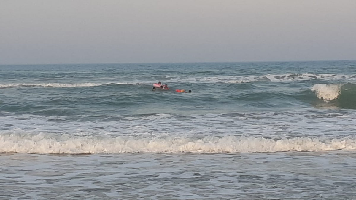 Salvan a turista de morir ahogado en Playa Miramar; fue trasladado al hospital Canseco