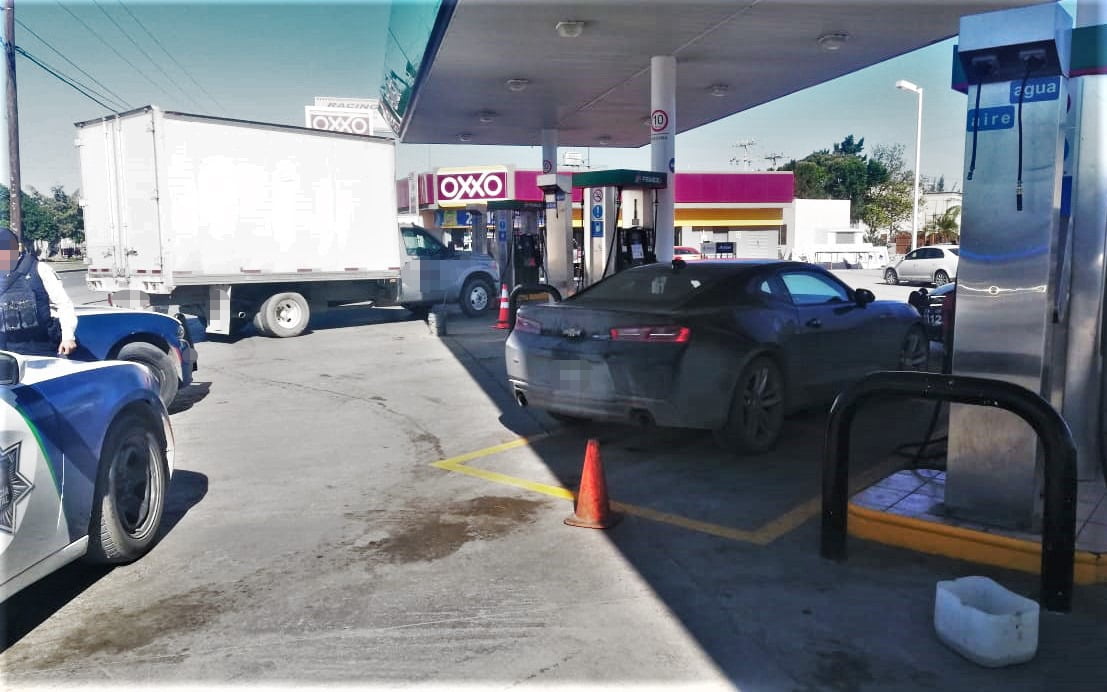 Mientras echaba gasolina, detienen a sujeto que conducía vehículo robado