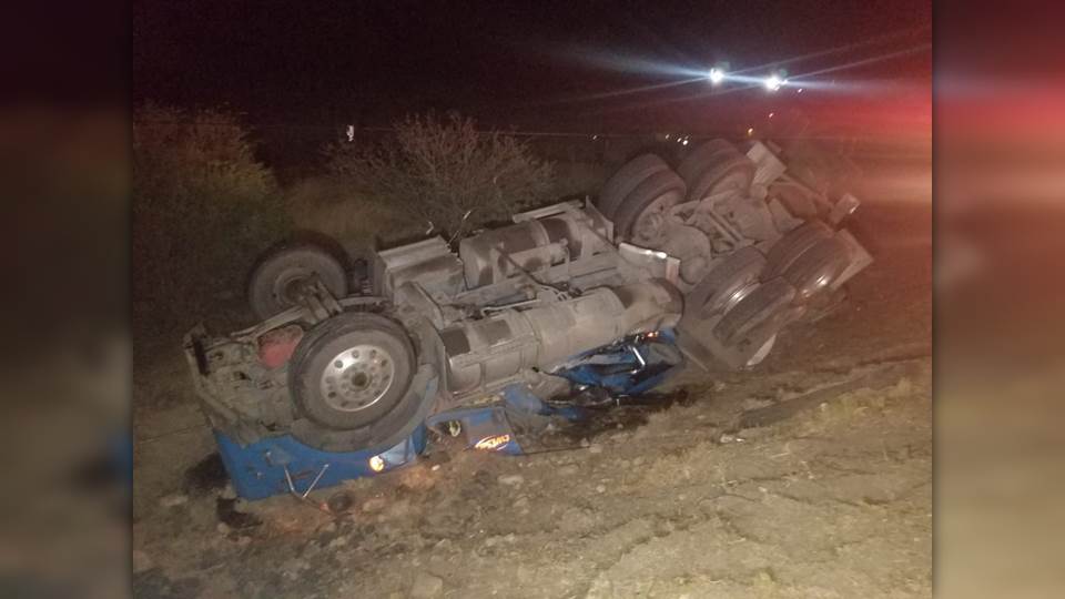 Trailero queda prensado tras volcar su unidad, compañeros son quienes lo rescatan