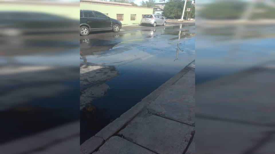 Escurre agua negra por las calle de la San Rafael de Nuevo Laredo