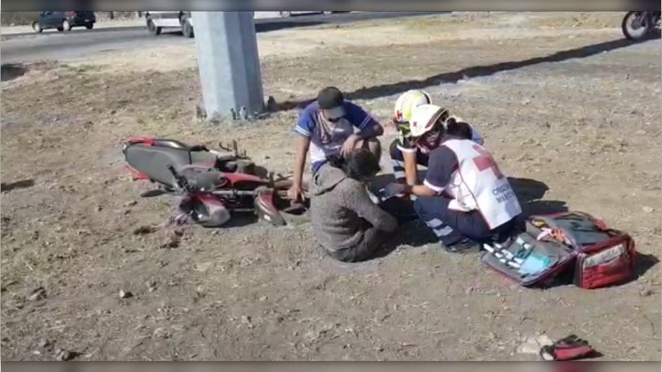 Pareja en motocicleta se lesiona al ser impactados por camión de basura