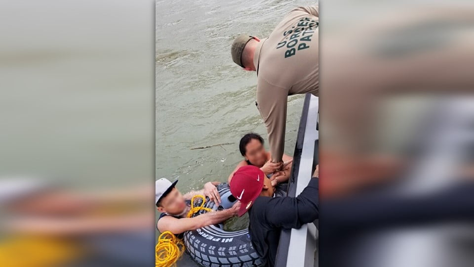Rescatan a cinco de morir ahogados en el Río Bravo