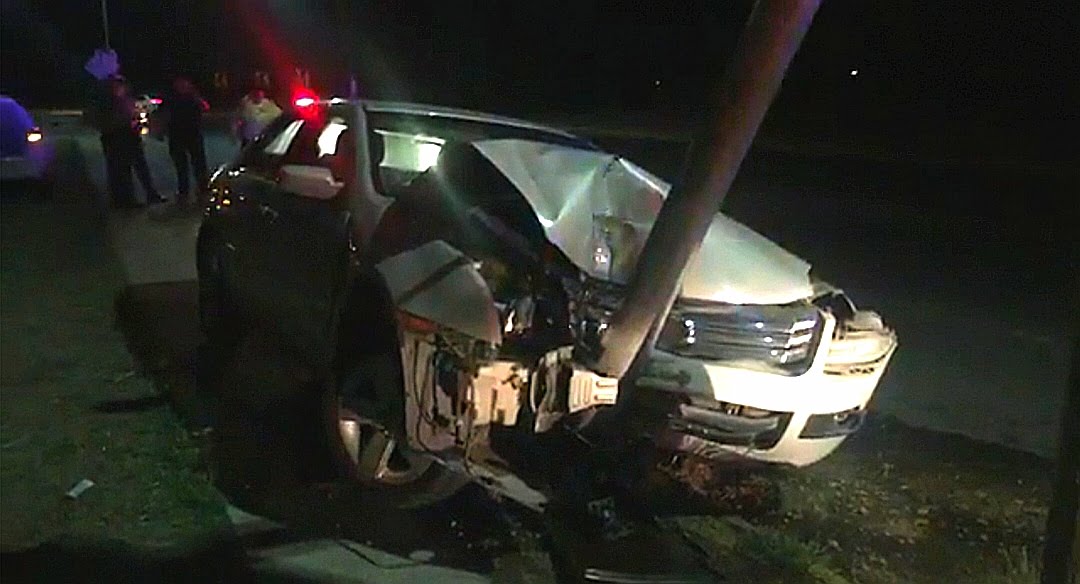 Derriba arbotante con auto y huye del lugar