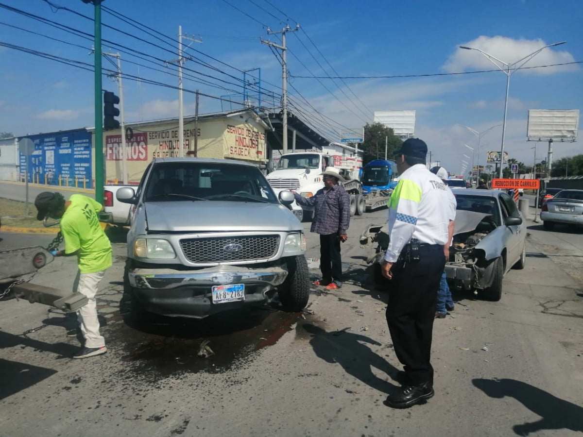 Provoca accidente por pasarse luz roja en Nuevo Laredo