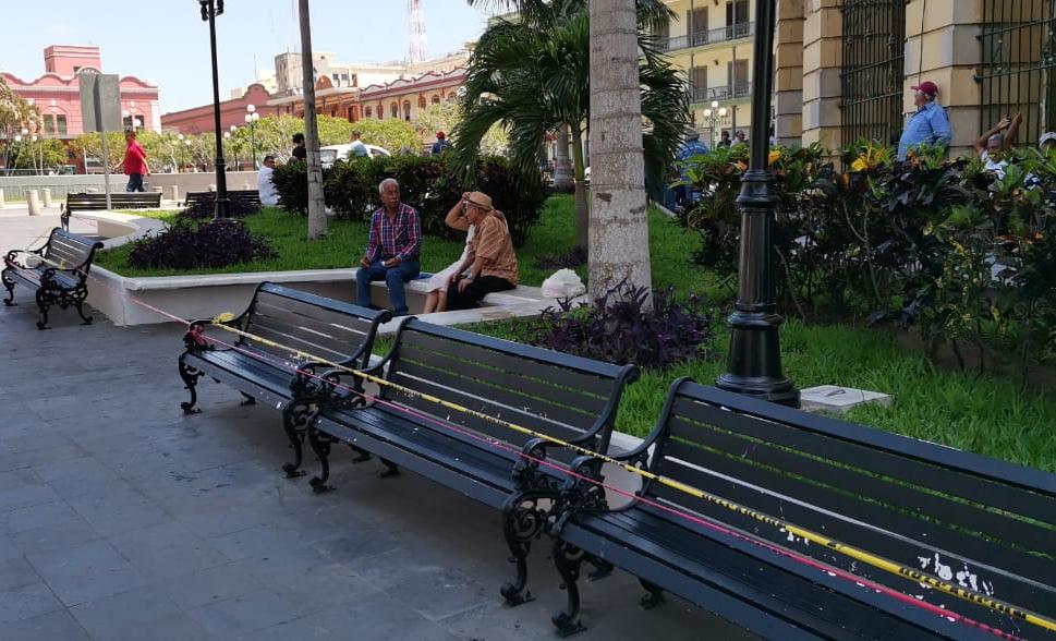 Abuelitos se brincan cintas y ahora se sientan en las jardineras ; rechazan llamado a quedarse en sus casas