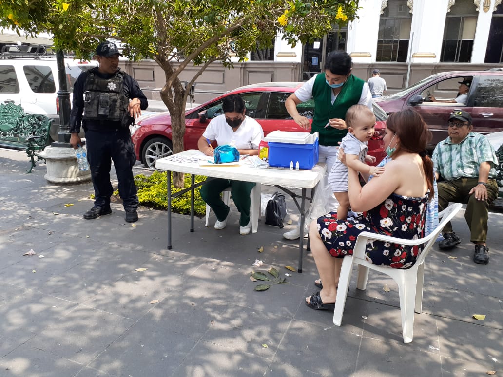 Retiran módulo del IMSS en la plaza de Armas de Tampico por no respetar la sana distancia en la fila
