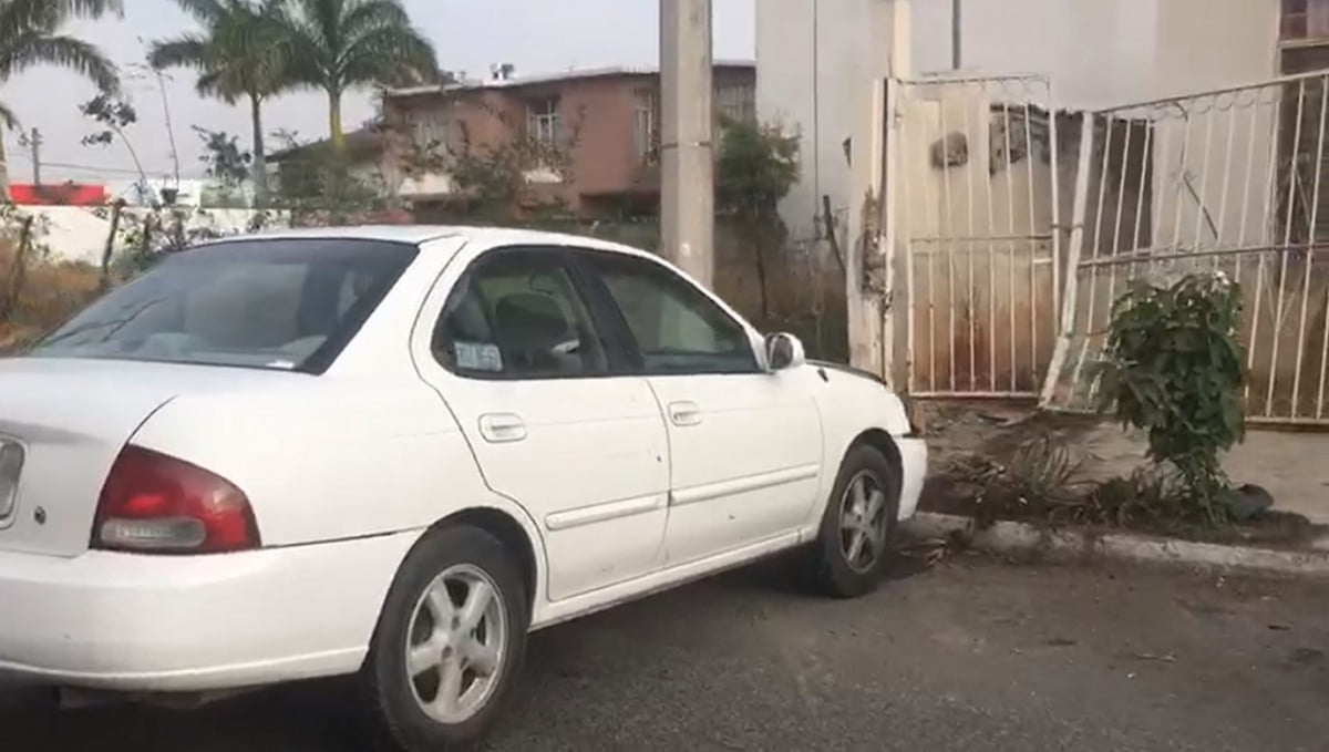 Pierde el control de su auto y destroza portón de vivienda en Victoria