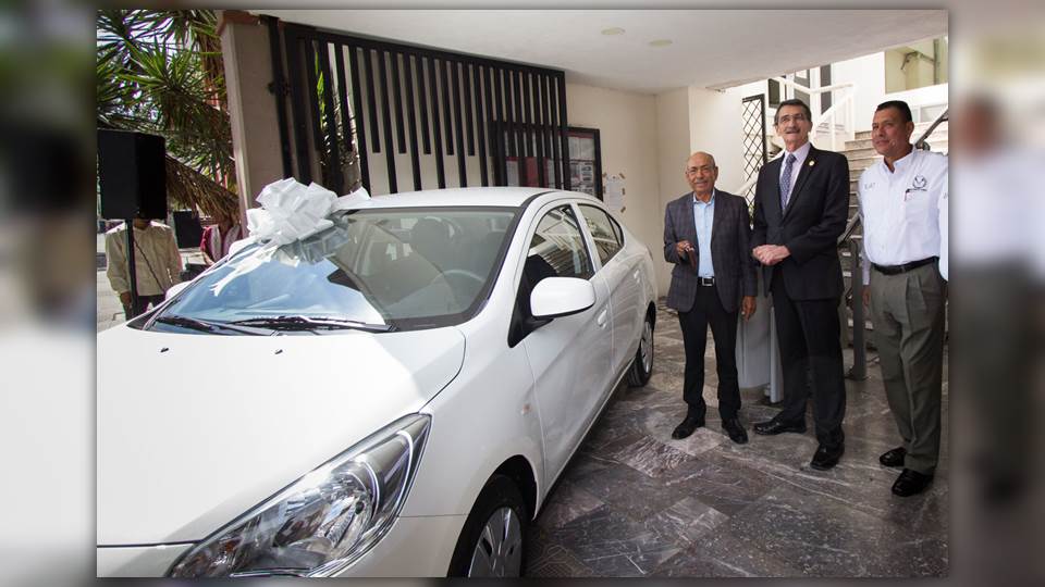 Entrega UAT automóvil sorteado entre el personal docente