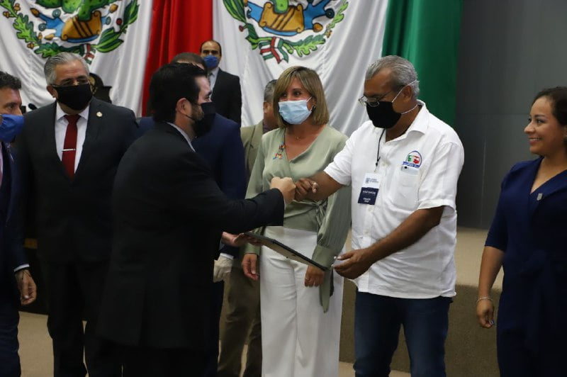 Reconocen en el Congreso a taxista que brinda servicio de transporte gratuito a personal médico