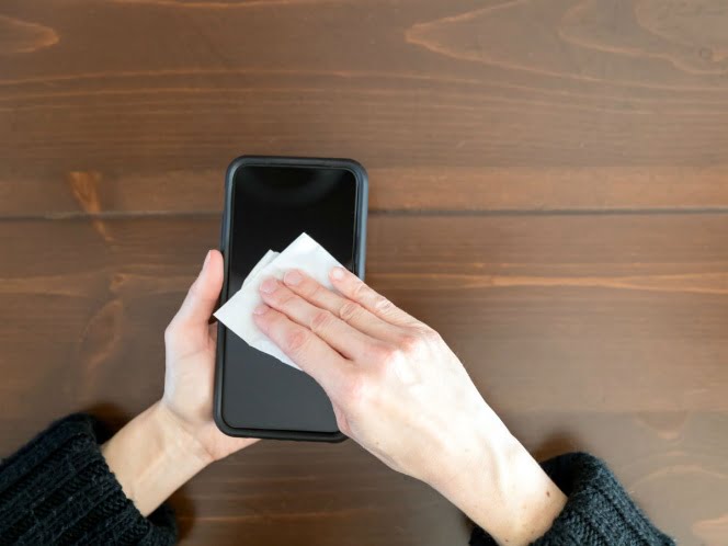 ¿Cómo limpiar y desinfectar correctamente el celular?
