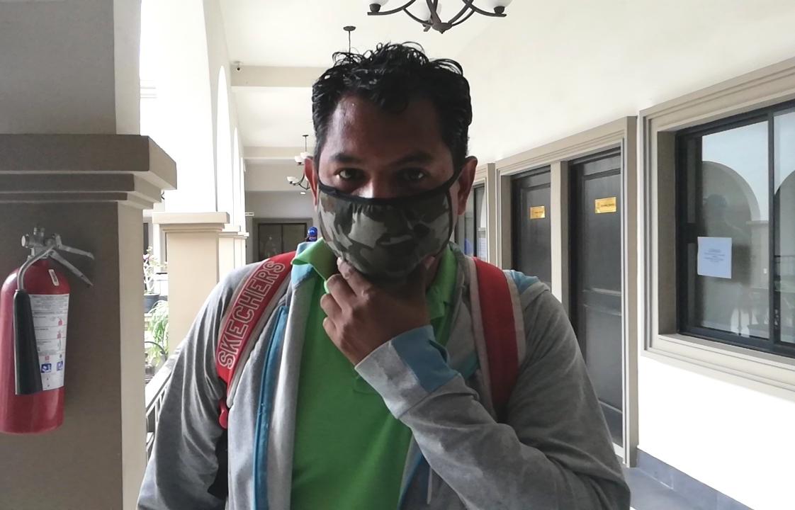 Vende de casa en casa sus artículos de papelería para poder subsistir; por la pandemia fue obligado a cerrar su negocio