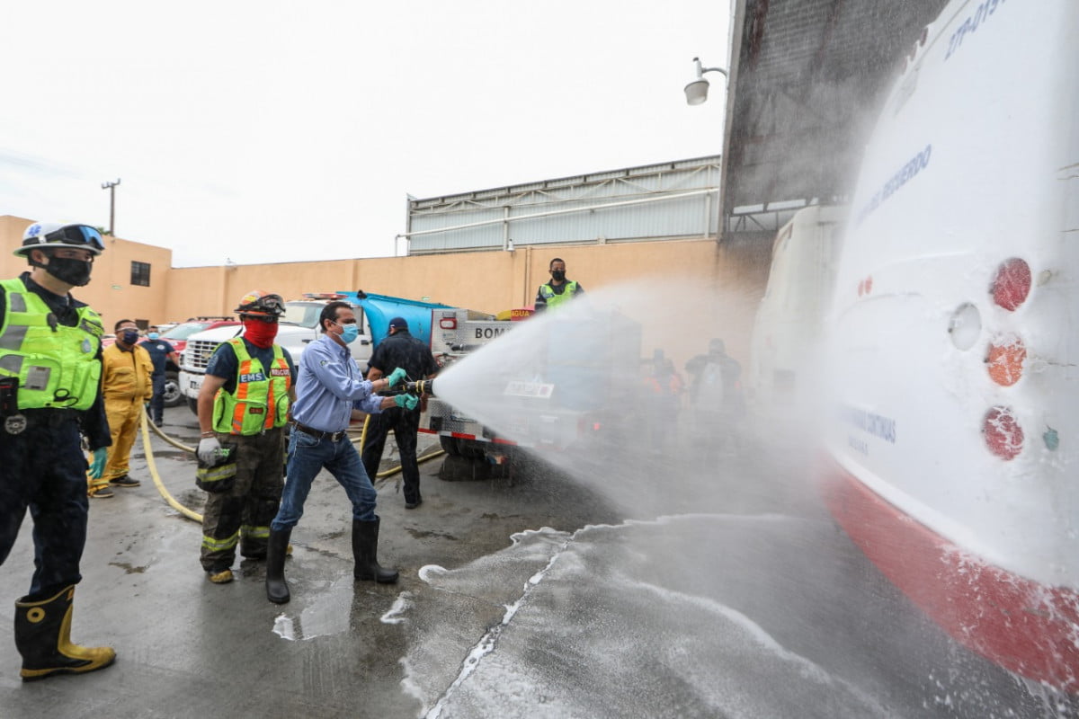 Aplican sanitización en centrales de camiones en Nuevo Laredo