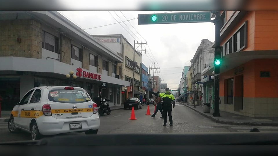 Conductor molesto por los filtros sanitarios en Tampico, arrolló a elemento de Tránsito