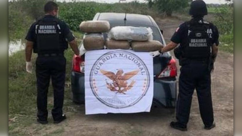 Aseguran paquetes de marihuana ocultos en vehículo robado
