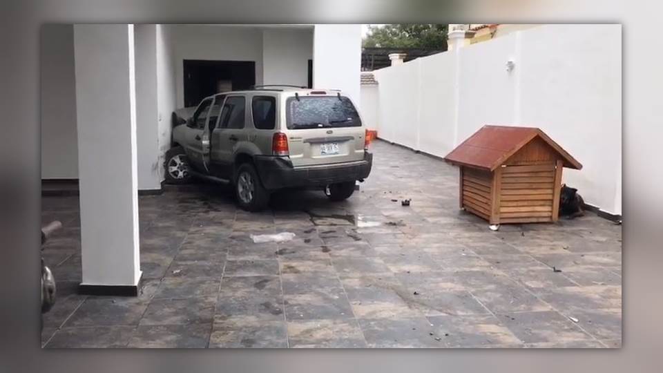 Se queda sin frenos, choca y termina metiéndose a una vivienda