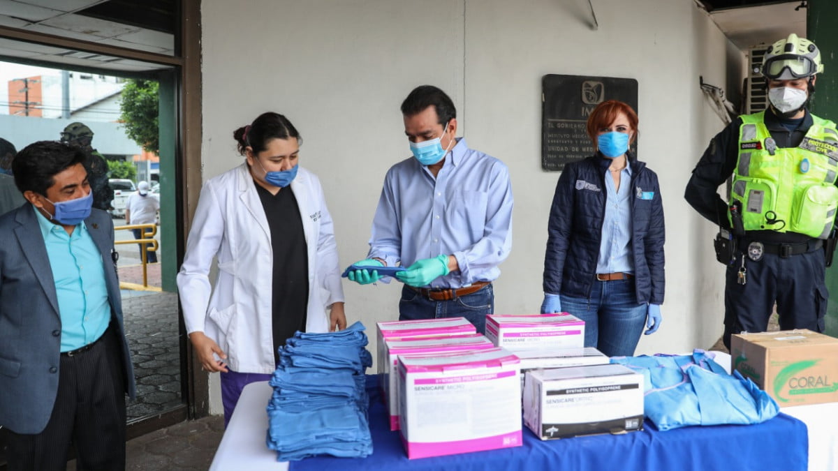 Ayuda Rivas al IMSS y encabeza desinfección