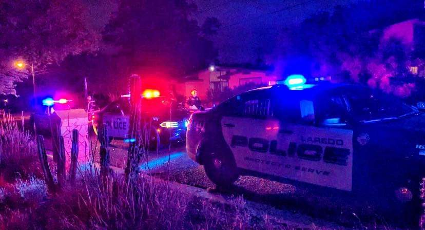 Policía de Laredo, Tx. realiza exhibición de luces a niños que no celebraron fiesta por coronavirus