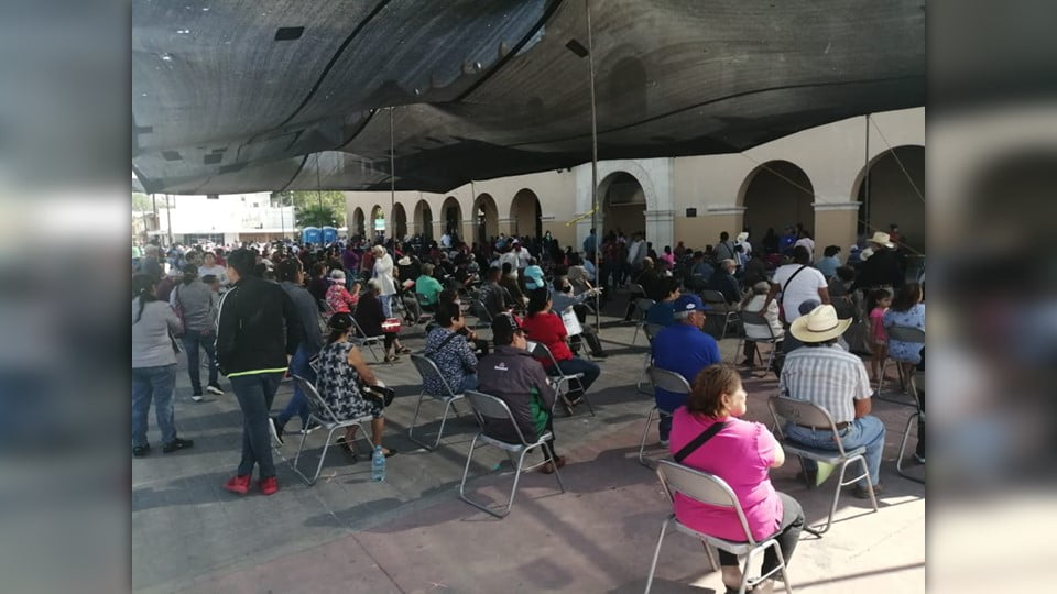 Adultos mayores se arriesgan a Covid-19 por cobrar su pensión en Nuevo Laredo