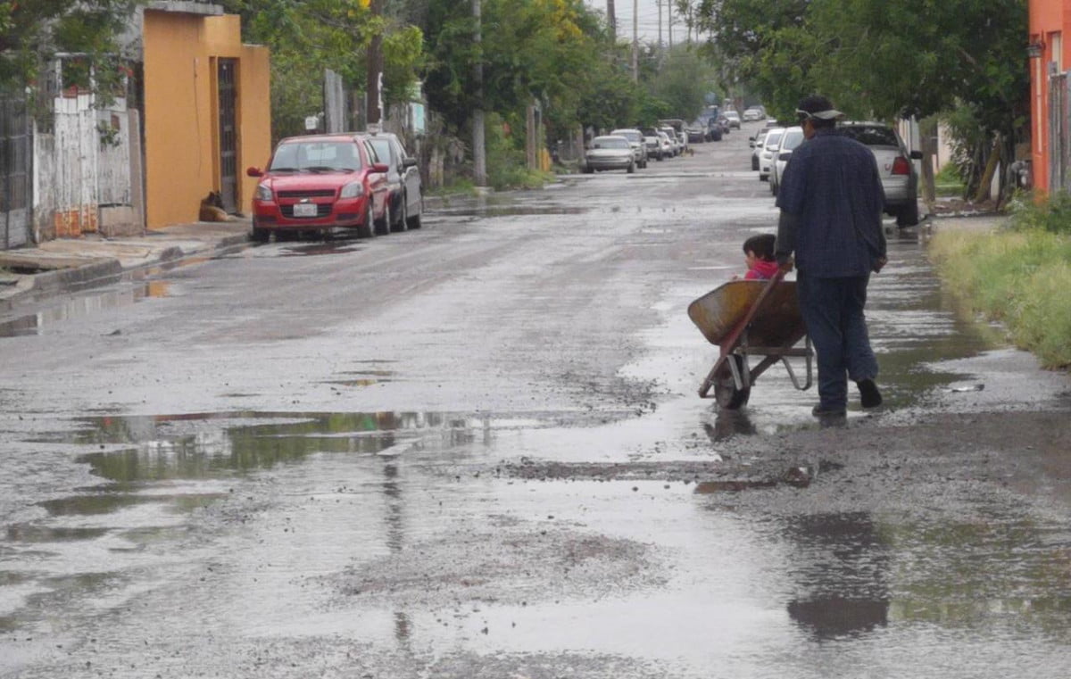 Utilizan carretilla para cruzar calles donde hay fugas de drenaje en Nuevo Laredo