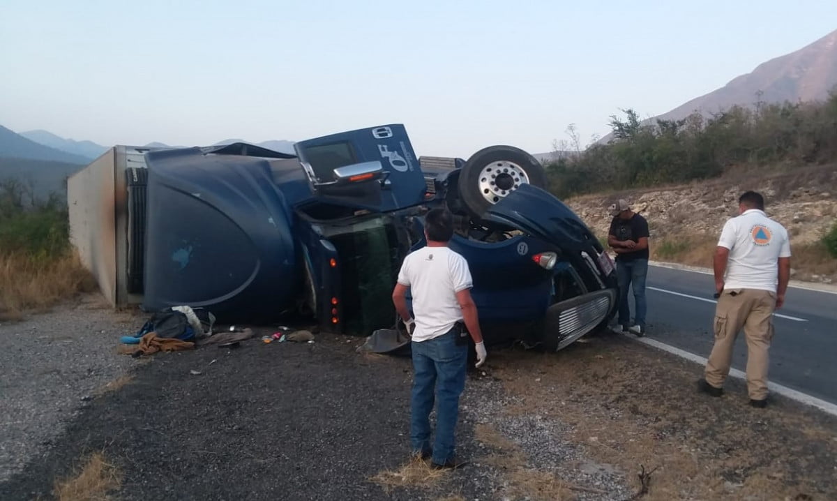 Vuelca camión cargado con verdura en el tramo Tula-Jaumave