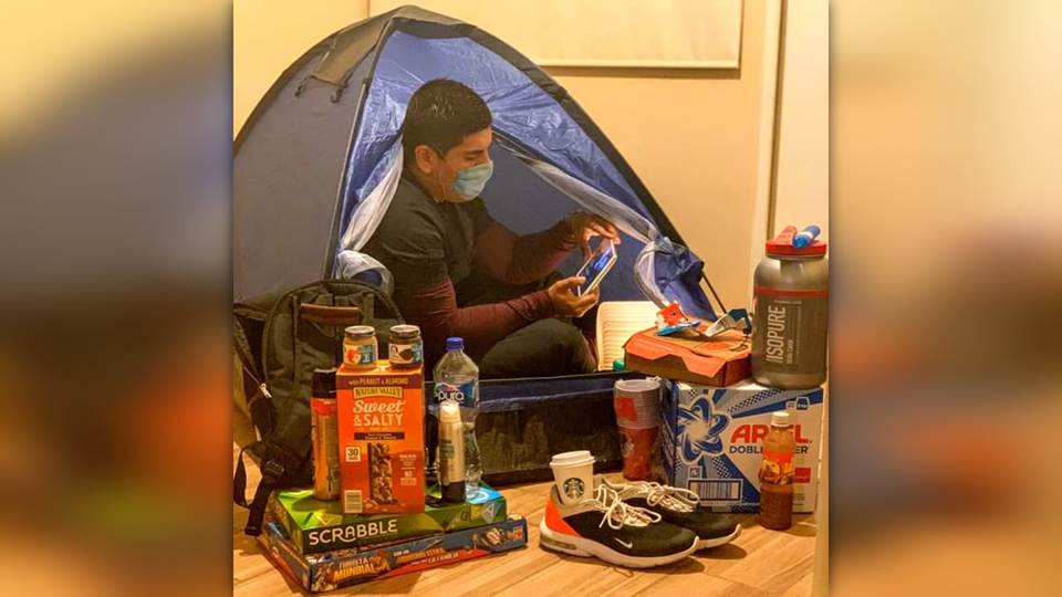 Anestesiólogo pediatra duerme en casa de campaña para no poner en riesgo a su familia