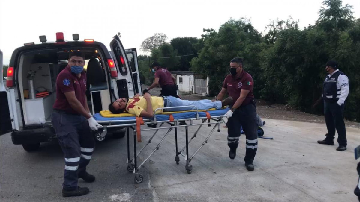 Aparatoso accidente deja dos jóvenes hospitalizados, uno de ellos de gravedad