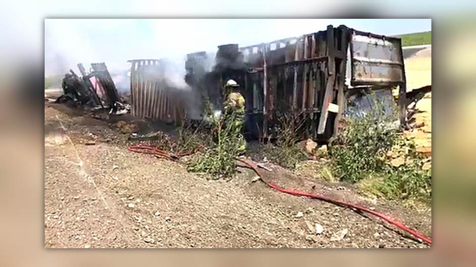 Se queman toneladas de tomatillos tras volcadura en Carretera Nacional de Nuevo Laredo