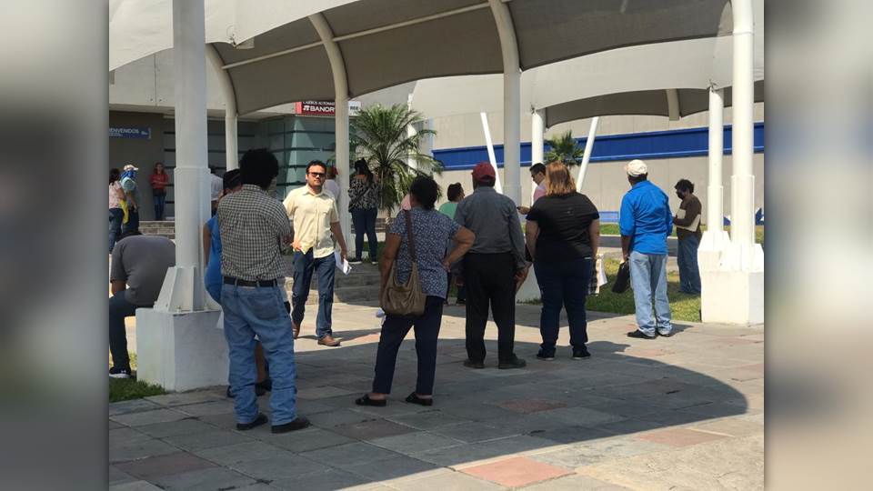 En plena contingencia, adultos mayores hacen largas filas para cobrar “65 y más”