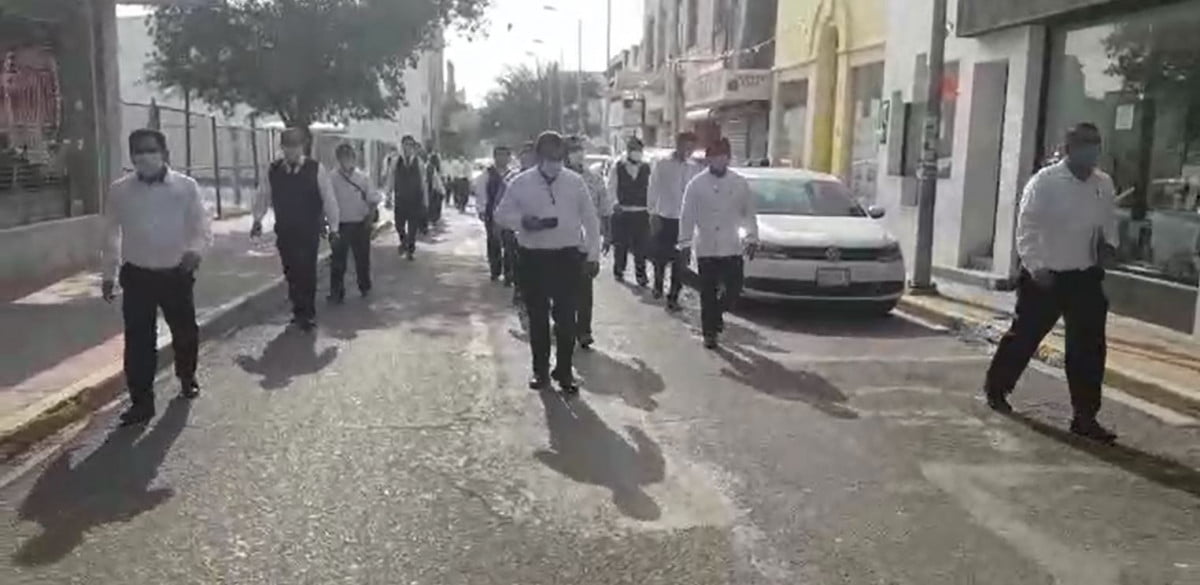 Marchan meseros en la zona centro de Victoria, buscan apoyos por parte de gobierno