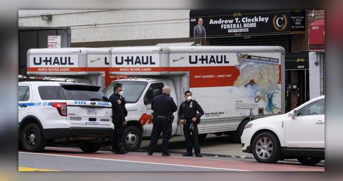 Hallan en Nueva York decenas de muertos apilados en camiones