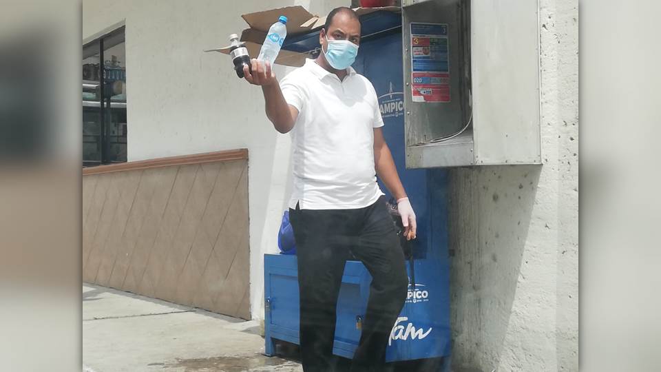 Meseros desempleados salen a vender aguas y refrescos en Tampico
