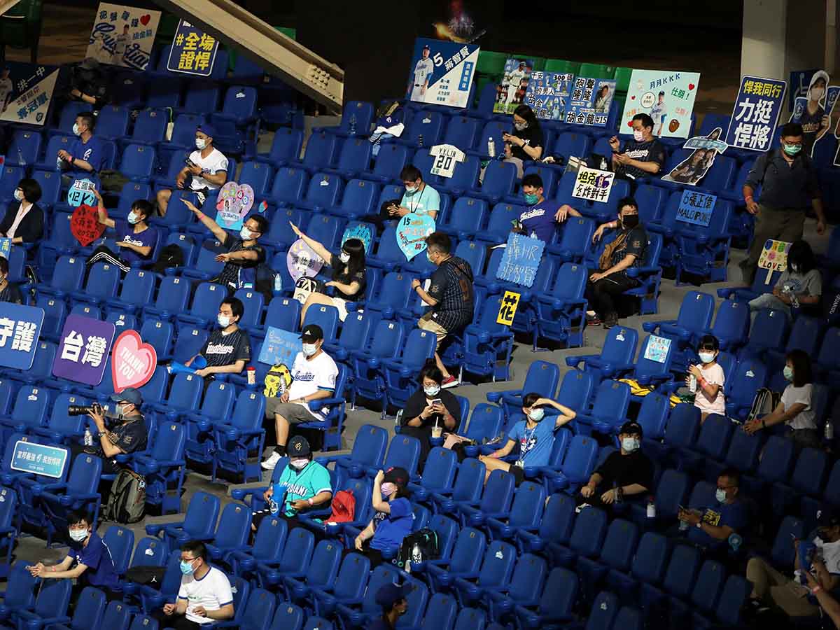 En Taiwan regresan aficionados a las gradas respetando distancia
