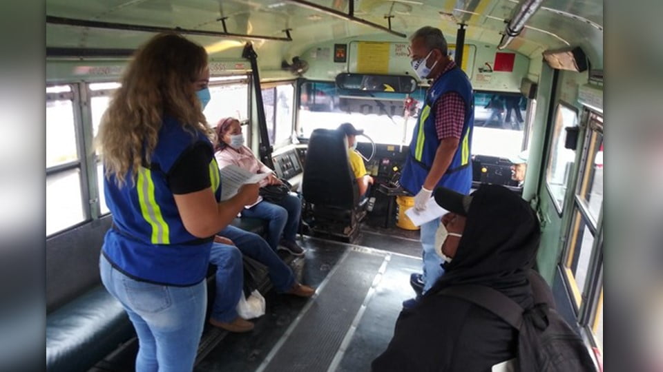 Bajan de autobús a personas de la industria  que viajaban sin cubrebocas; la unidad fue sanitizada