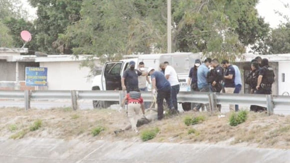 Flotan cuatro cuerpos en Canal Rodhe, habían caído junto con una camioneta